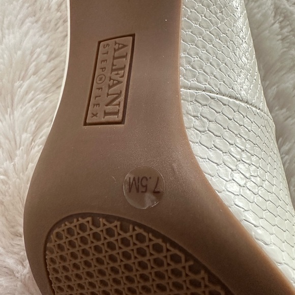 Elegant White Women's Heels - Picture 4 of 9